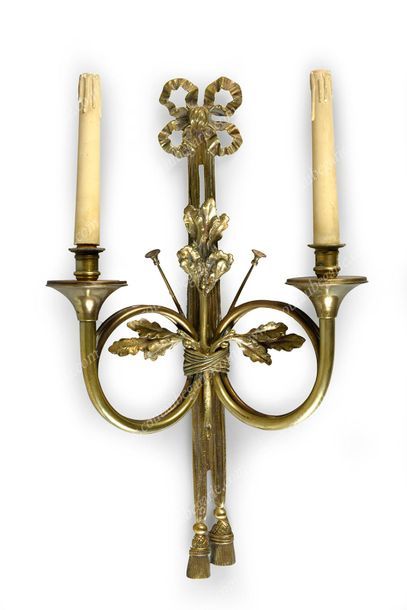 null PAIR OF LARGE GOLDEN BRONZE APPLICATIONS OF STYLE LOUIS XVI.
With two arms of...