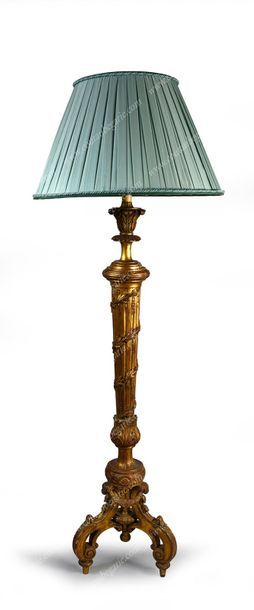 null LARGE SALON LAMPADAIRE.
In carved gilded wood decorated with a garland of leaves,...