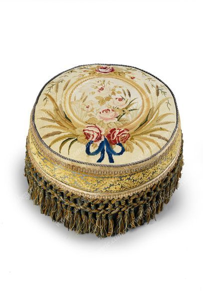 null LIVING ROOM POOF.
Round in shape, the seat is decorated with a tapestry embroidered...