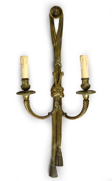 null PAIR OF LARGE GOLDEN BRONZE APPLICATIONS IN STYLE LOUIS XVI.
With two arms of...