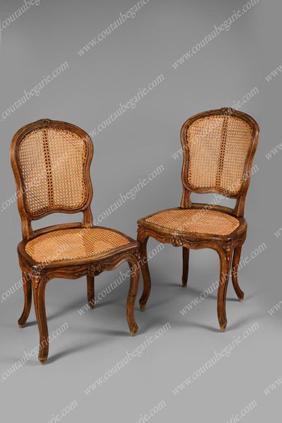 null PAIR OF LIVING ROOM CHAIRS.
In natural walnut, with moulded and carved decoration...