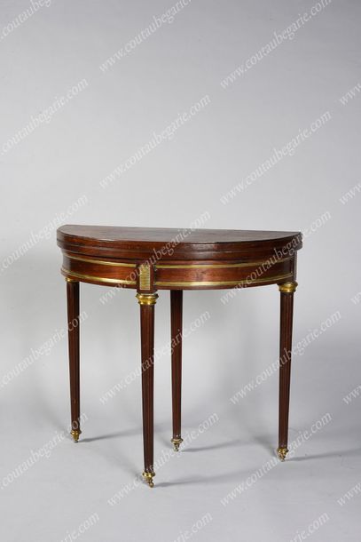 null GAME TABLE - HALF-LUNE.
Round mahogany shape, with folding top, copper frame,...