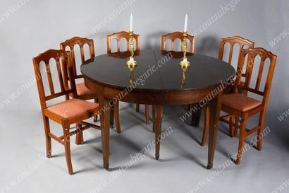 null EATING ROOM TABLE.
Round shape, in mahogany and mahogany veneer, resting on...
