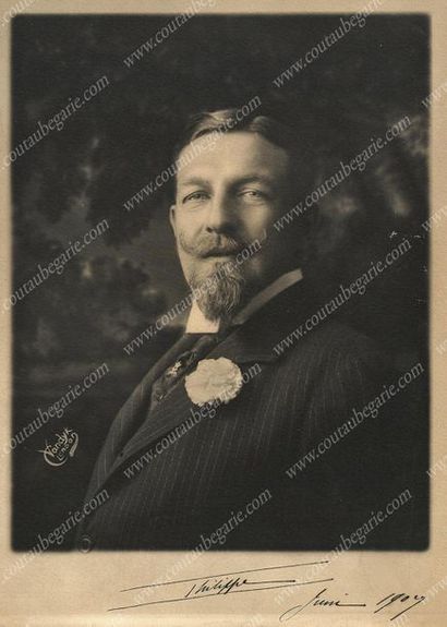 PHILIPPE VIII, duc d'Orléans (1869-1926) 
Ensemble de deux grands portraits photographiques...