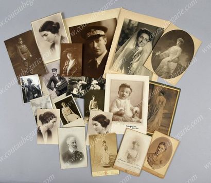 Famille de France 
Beautiful set of 20 photographic portraits and old postcards representing...