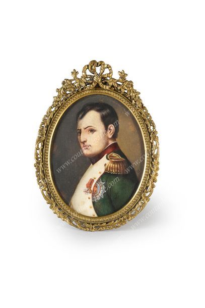 ÉCOLE FRANÇAISE 
Portrait of the Emperor Napoleon I.
Miniature onivoire∆, signed...