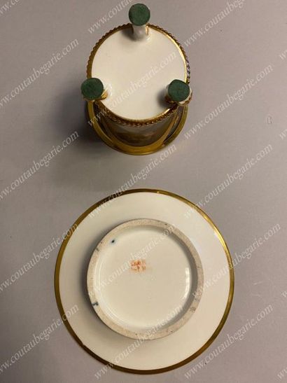 null CUP AND SAUCER IN PORCELAIN FROM THE MANUFACTURE DARTE FRÈRES IN PARIS. 
 Decorated...
