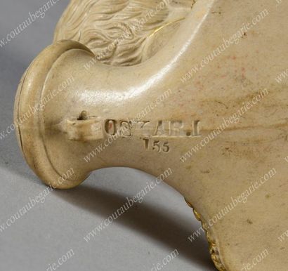null PIPE EN ÉCUME DE MER.
Scabbard with carved decoration, representing the head...