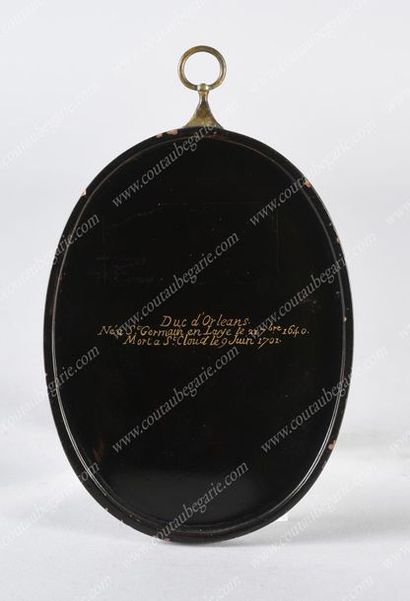 null MEDALLION IN LACQUERED COPPER FROM JAPAN. 
 Oval in shape, with gold decoration...