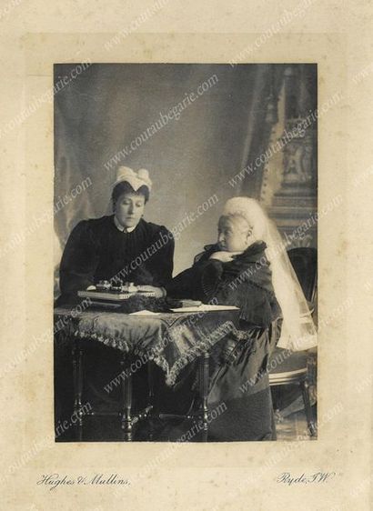 VICTORIA, reine de Grande-Bretagne (1819-1901) 
Photographie signée Hughes & Mullins,...