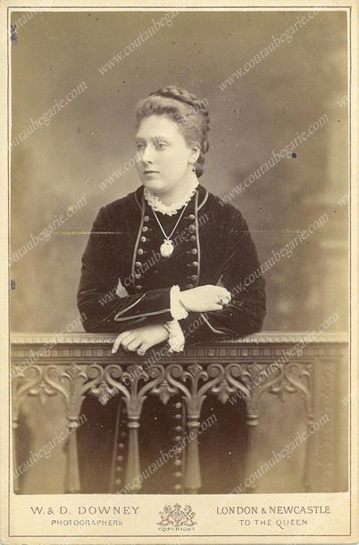 null FAMILLE ROYALE DE GRANDE-BRETAGNE.
Ensemble de cinq portraits photographiques...