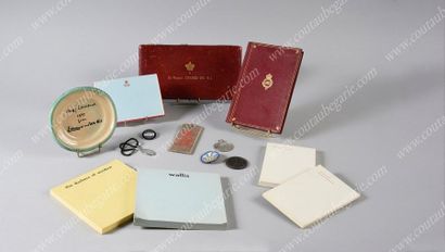 [DUC ET DUCHESSE DE WINDSOR] 
Set of 4 blank paper notepads in different colours...