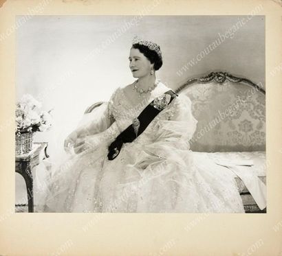 BEATON Cecil (1904-1980) 
Portrait of Queen Elizabeth of Great Britain (1900-2002)....