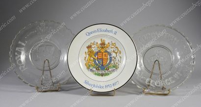 MAISON ROYALE DE GRANDE-BRETAGNE 
Set of three commemorative plates: remembrance...