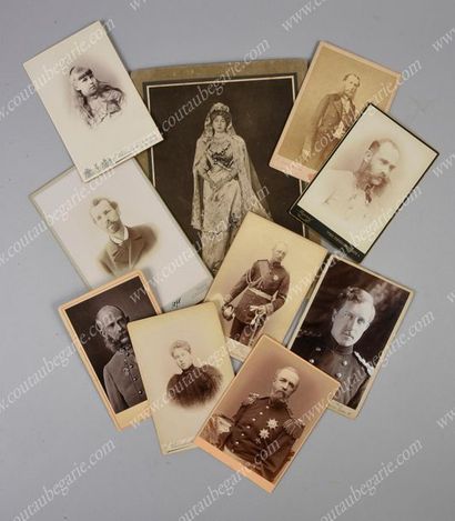 FAMILLES ROYALES ÉTRANGÈRES 
Set of ten photographic portraits representing : Queen...