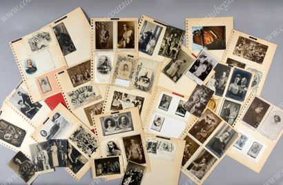 FAMILLES ROYALES ÉTRANGÈRES 
Ensemble 140 cartes postales et photos Félix Potin anciennes,...