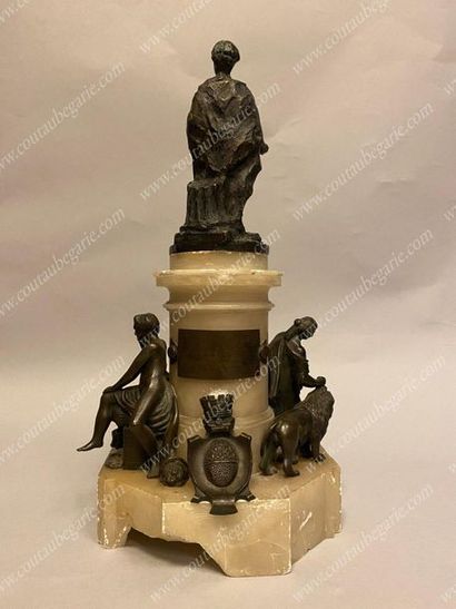 null RÉPLIQUE MINIATURE DU MONUMENT DE LA PLACE ROYALE DE REIMS.
Statue en bronze...
