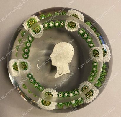 null PAPER PRESS. 
 In crystal, of round shape, decorated in the center with a crystal-ceramic...