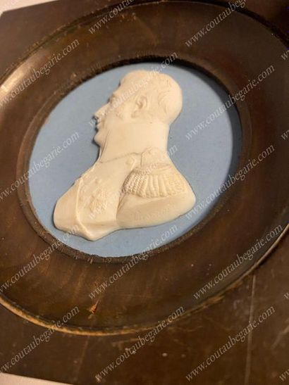 null CHARLES X, roi de France (1757-1836).
Médaillon contenant un profil du roi la...