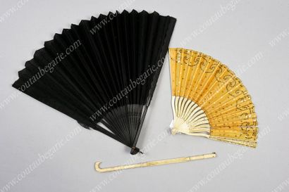 null LARGE LACE FAN, circa 1880.
The bobbin lace leaf is symmetrically decorated...