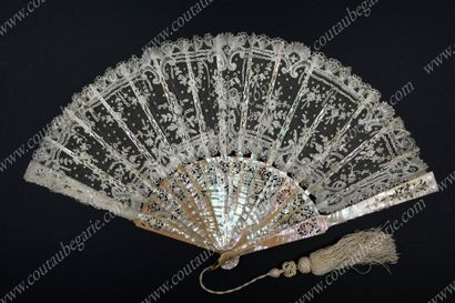 null LARGE LACE FAN, circa 1880.
The bobbin lace leaf is symmetrically decorated...