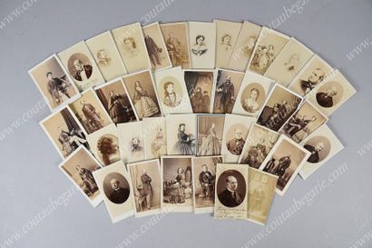 ARISTOCRATIE FRANÇAISE ET ÉTRANGÈRE 
Bel ensemble de 40 portraits photographiques,...