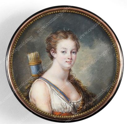 null TABATIÈRE.
In black tortoiseshell, round in shape, decorated on the lid with...