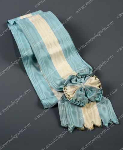 null ORDER OF CHARLES III - SPAIN.
Ribbon scarf in silk taffeta moiré with a white...