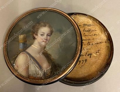 null TABATIÈRE.
In black tortoiseshell, round in shape, decorated on the lid with...