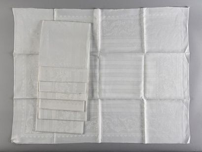 null Ensemble de huit serviettes en damas de lin, vers 1900, le champ à rayures unies...
