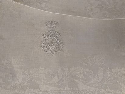 null Set of seven linen damask napkins with the monogram under crown for an end of...