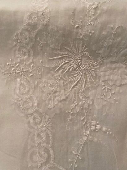 null Linen and organza embroidered dinner service, tablecloth and twelve napkins,...