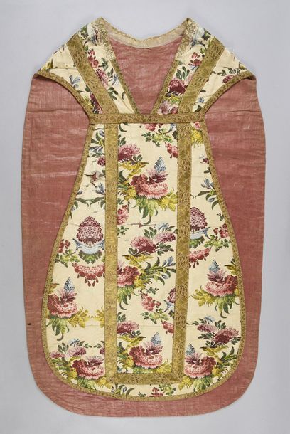 null Chasuble made of naturalist lampas, circa 1730-1740, cream damask lampas with...