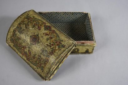 null Box in arte povera, end of the 18th century, small box with rounded lid in boiled...