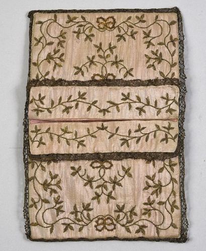 null Pochette, style Louis XVI, vers 1900, pochette en taffetas vieux rose brodé...