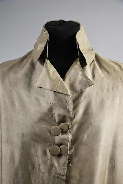 null Men's dress, end of the 18th century, basque dress in grey silk taffeta, high...