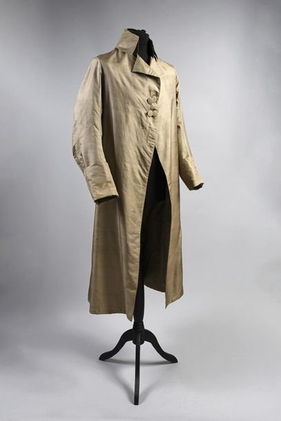 null Men's dress, end of the 18th century, basque dress in grey silk taffeta, high...