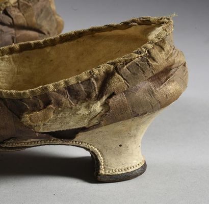 null Pair of ladies shoes, Directoire period, heels covered with cream kidskin; green...