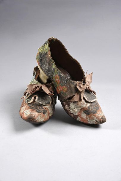 null Pair of ladies shoes, Louis XV period, laced shoes with cream kidskin heels;...
