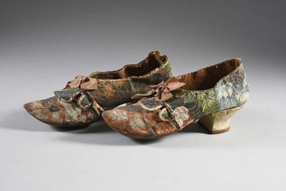 null Paire de souliers de dame, époque Louis XV, souliers lacés à talons gainés de...