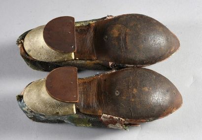 null Paire de souliers de dame, époque Louis XV, souliers lacés à talons gainés de...