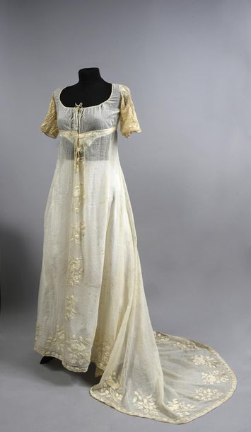 null Robe à traîne transformée, vers 1800, robe à décolleté coulissé en mousseline...