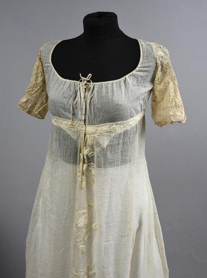 null Robe à traîne transformée, vers 1800, robe à décolleté coulissé en mousseline...