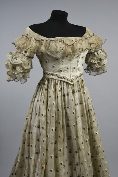 null Robe de jeune fille pour l'été, vers 1835 (?), robe à décolleté bateau volanté...