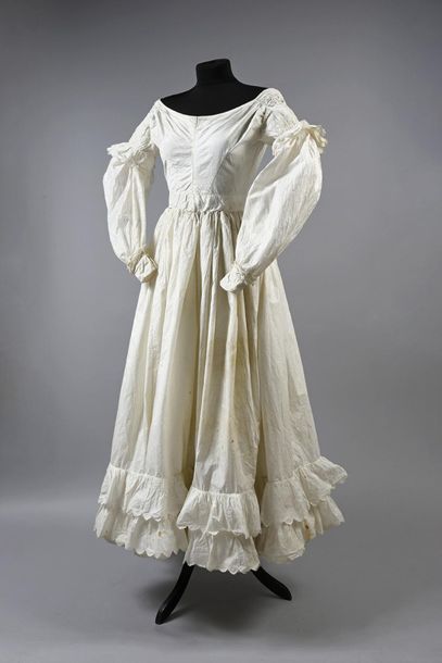 null Robe d'après-midi pour l'été, vers 1830, robe en toile de coton crème à décolleté...