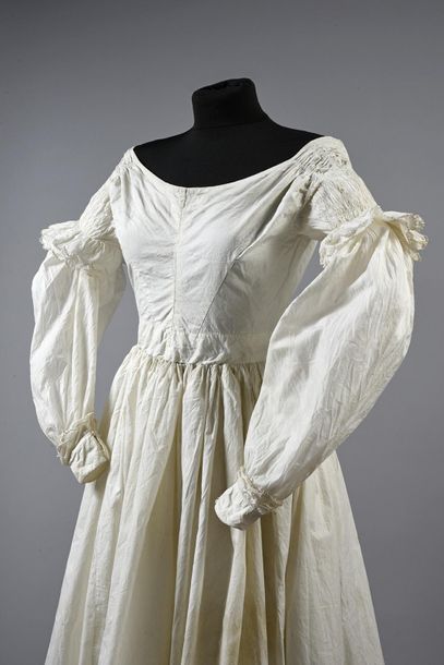 null Robe d'après-midi pour l'été, vers 1830, robe en toile de coton crème à décolleté...