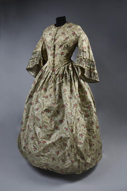 null Afternoon dress, circa 1850, printed taffeta on chain with rose boughs on a...