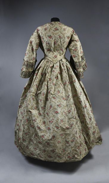 null Afternoon dress, circa 1850, printed taffeta on chain with rose boughs on a...