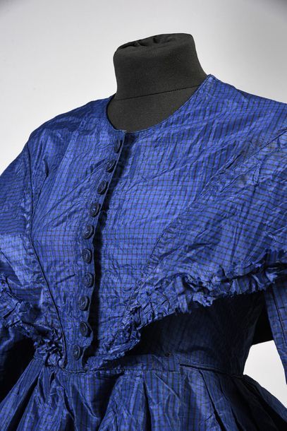 null Robe d'après-midi, vers 1850, robe en taffetas bleu et noir à carreaux; corsage...