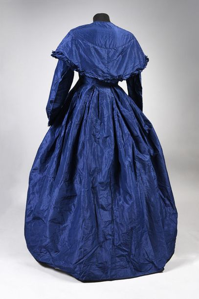 null Robe d'après-midi, vers 1850, robe en taffetas bleu et noir à carreaux; corsage...